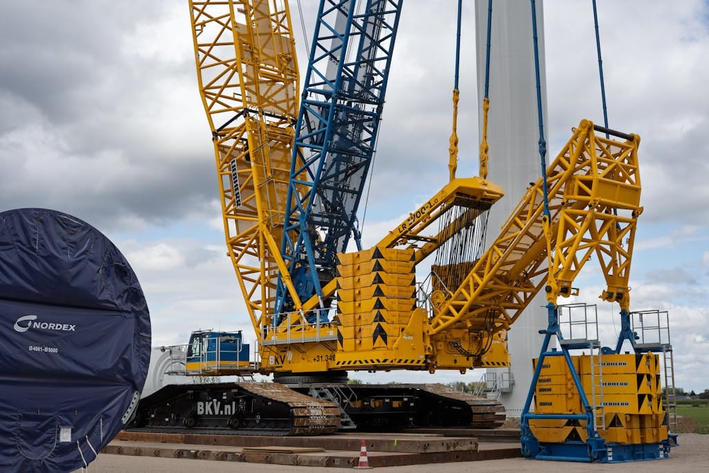 Bouwfotogrtaaf grote kraan op een bouwplaats