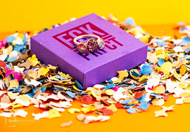 Productfotografie met kleur en contrast voor sieradenmerk